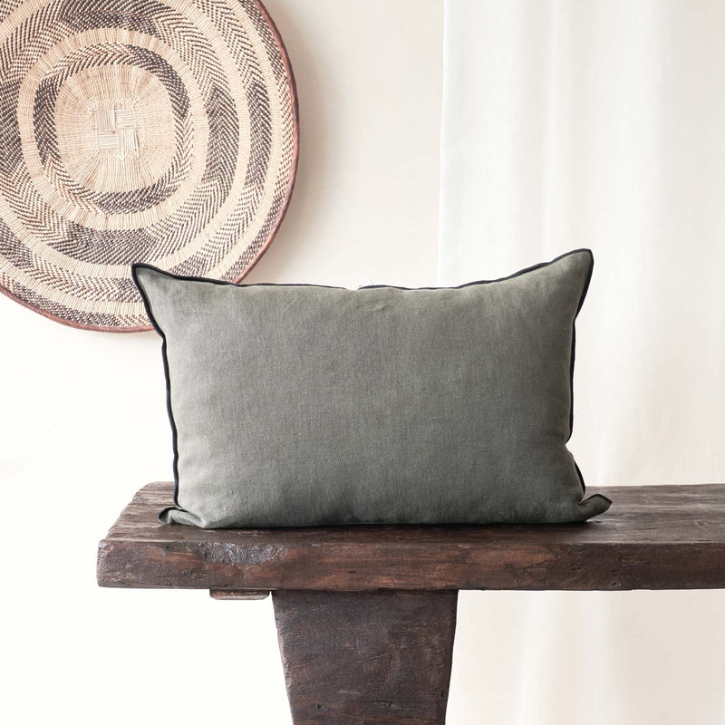 Cushion Black Line | Crocodile