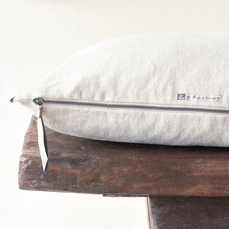 Cushion Black Line | White