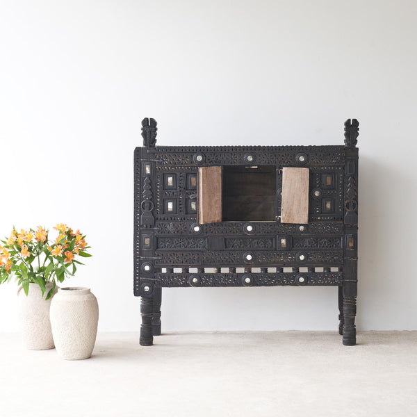 Vintage Natural Damchiya Chest with Brass Details | Black