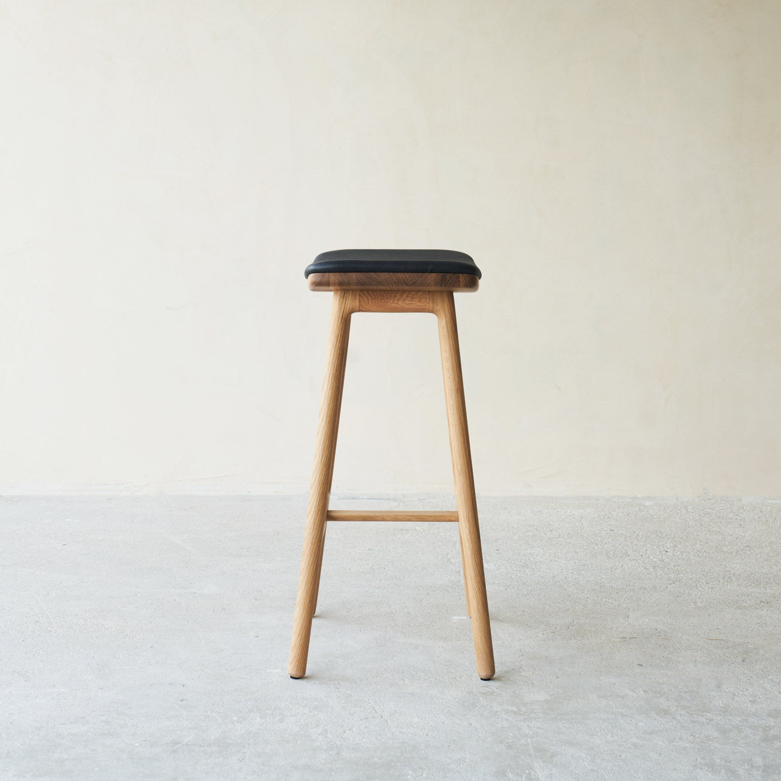 odd-counter-stool-coal-oak-